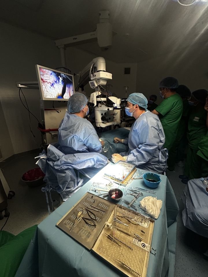 Bloc opératoire de l'Hôpital Universitaire International Cheikh Khalifa, Casablanca : greffe lamellaire de cornée sous microscope opératoire, retransmise sur écran pour la formation des équipes soignantes.